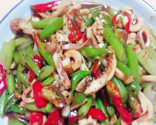 美食分享——以西芹尖椒炒鱿鱼（香辣鲜美）