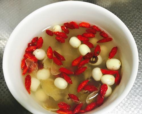 养生美味，桃胶银耳莲子百合汤（家庭养生美食）