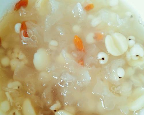 养生美味，桃胶银耳莲子百合汤（家庭养生美食）