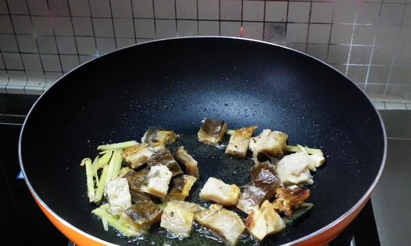 咸鱼鸡粒豆腐煲的家常做法（口感鲜美）