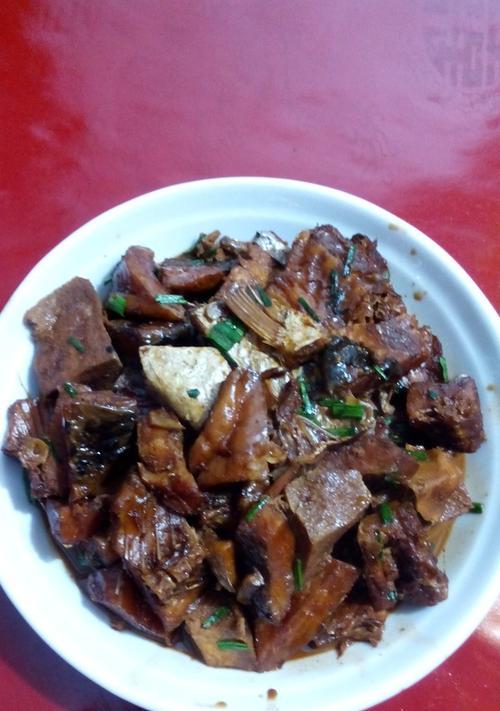 咸鱼鸡粒豆腐煲的家常做法（口感鲜美）