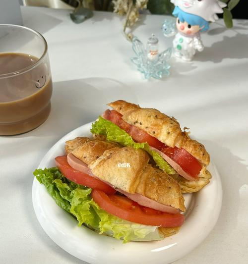 五分钟快手三明治，让你吃得快乐省时省力（如何用五分钟做出美味可口的三明治）