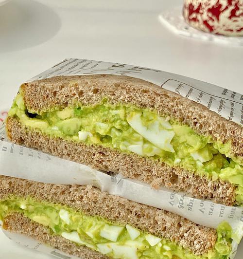 五分钟快手三明治，让你吃得快乐省时省力（如何用五分钟做出美味可口的三明治）