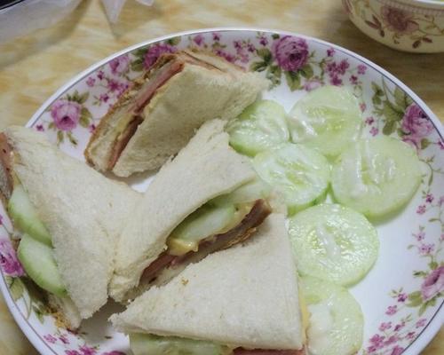 五分钟快手三明治，让你吃得快乐省时省力（如何用五分钟做出美味可口的三明治）