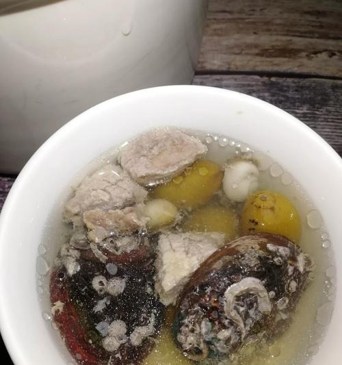 以鲜橄榄炖鲍鱼，鲜美无比（一道经典的海鲜美食）