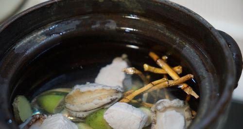 以鲜橄榄炖鲍鱼，鲜美无比（一道经典的海鲜美食）