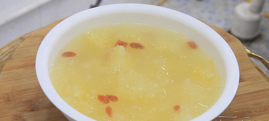 雪耳枸杞煲香梨的做法是什么？煲制过程中需要注意哪些问题？