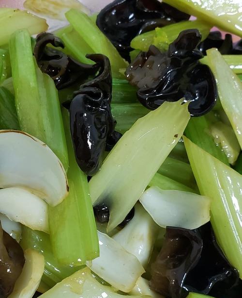 西芹云耳炒肉丝的做法是什么？如何炒出鲜嫩多汁的肉丝？