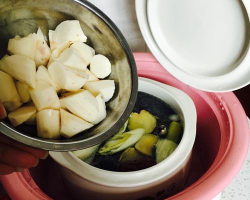 山药炖乌鸡的营养与制作方法（传统健康食谱）