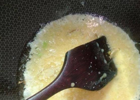 以素净白莲为主题的清香美味（古法手艺制作清热养颜佳品）