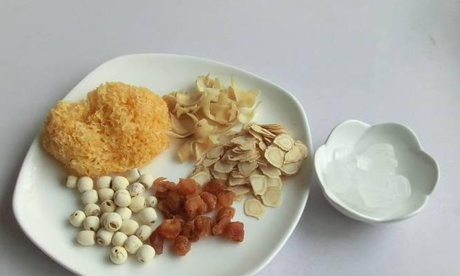 以素净白莲为主题的清香美味（古法手艺制作清热养颜佳品）