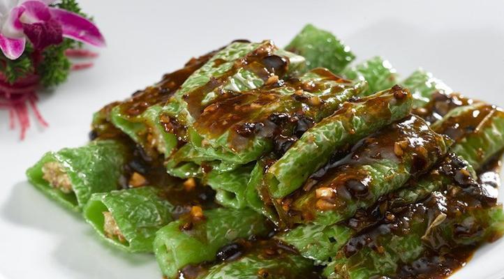 以素净白莲为主题的清香美味（古法手艺制作清热养颜佳品）