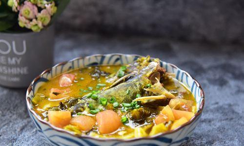 以西红柿鱼头汤的制作方法（喝一碗养颜滋补的以西红柿鱼头汤）