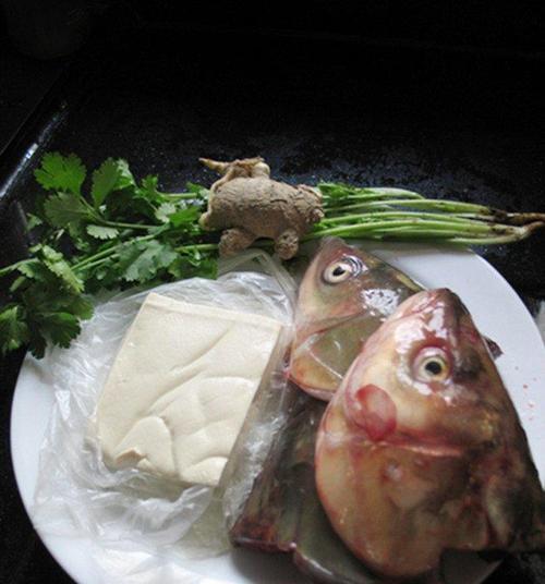 以西红柿鱼头汤的制作方法（喝一碗养颜滋补的以西红柿鱼头汤）