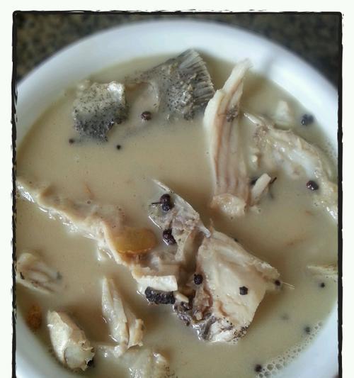 以西红柿鱼头汤的制作方法（喝一碗养颜滋补的以西红柿鱼头汤）