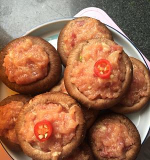 美味健康的香菇酿瘦肉(以香菇的精华为肉馅增添风味) 美味健康的香菇酿瘦肉(以香菇的精华为肉馅增添风味)