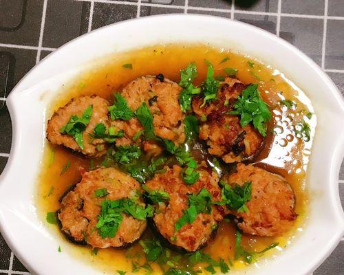 美味健康的香菇酿瘦肉(以香菇的精华为肉馅增添风味) 美味健康的香菇酿瘦肉(以香菇的精华为肉馅增添风味)