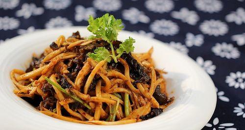 以鱼香杏鲍菇为主的美食做法（尝试新口味）