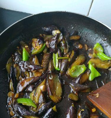 坨坨肉烧茄子,口感鲜美(家庭必备) 坨坨肉烧茄子,口感鲜美(家庭必备)