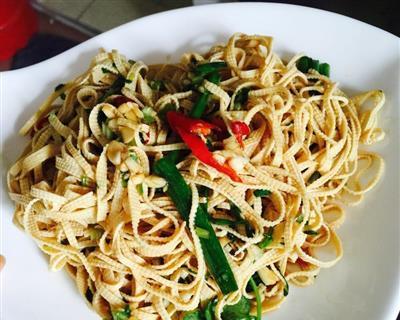 香菜拌千张丝,口感绝佳(一道美味又健康的家常菜) 香菜拌千张丝,口感绝佳(一道美味又健康的家常菜)