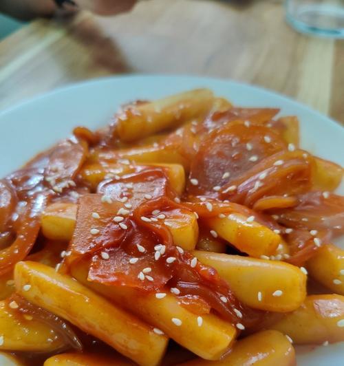 用时令蔬菜做出美味年糕料理（以时蔬烩年糕）