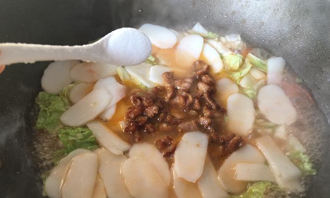 用时令蔬菜做出美味年糕料理（以时蔬烩年糕）