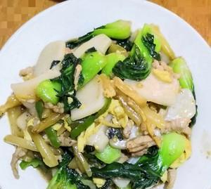 用时令蔬菜做出美味年糕料理（以时蔬烩年糕）