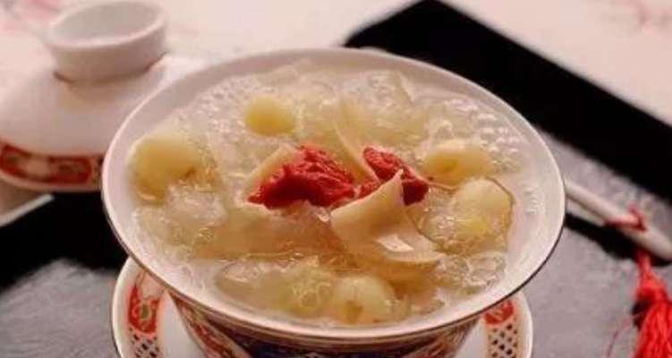 滋补热饮，银耳蹄子奶茶的做法（用传统食材）