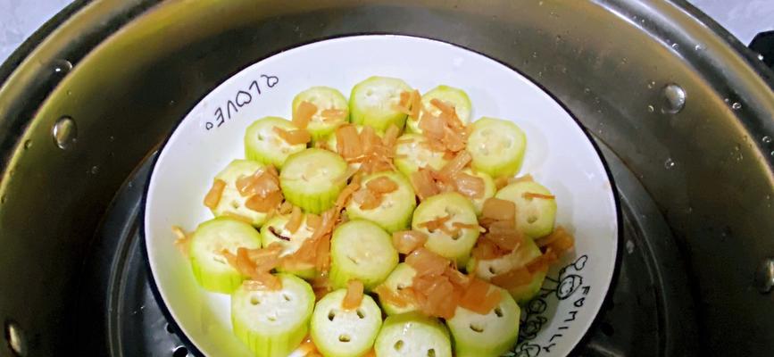 竹荪煮丝瓜，美味佳肴享口福（一道健康营养的家常菜）