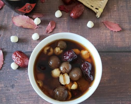 银耳莲子红枣桂圆枸杞汤的做法（滋补养生）