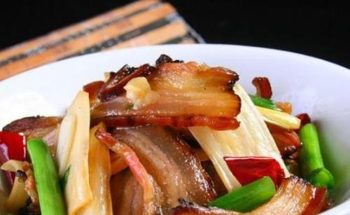 竹筒烹饪让米香更浓郁，享受自然食材的美味（竹筒烹饪让米香更浓郁）