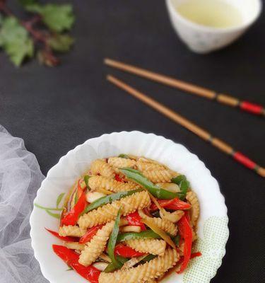 双椒炒墨鱼,美味入口不容错过(用料简单) 双椒炒墨鱼,美味入口不容错过(用料简单)