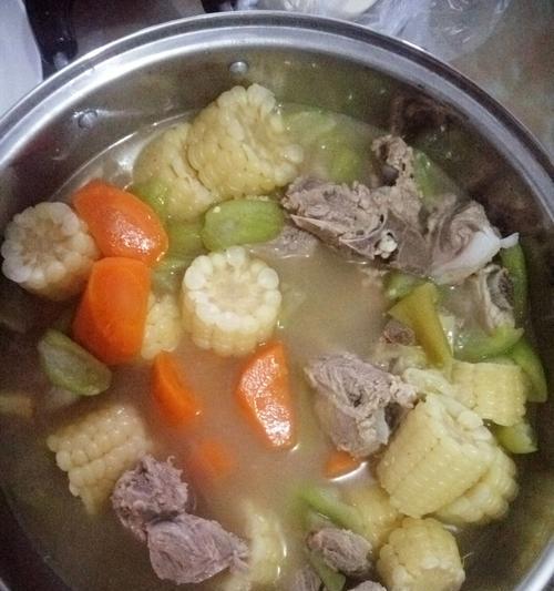 玉米连藕排骨汤怎么做？有哪些步骤和技巧？