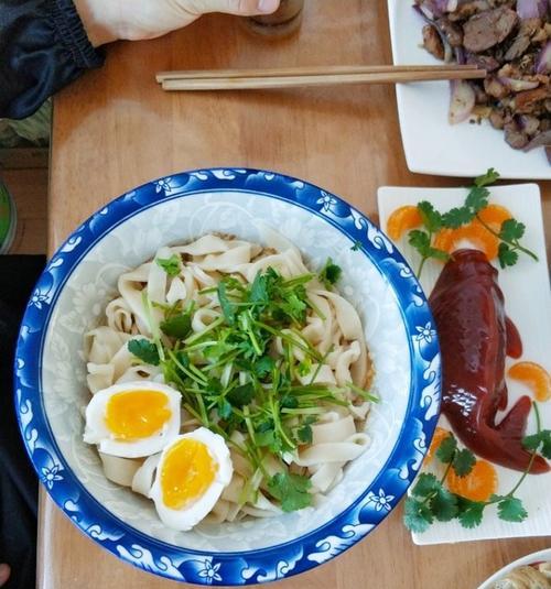 手擀面双色版怎么做？步骤和技巧有哪些？