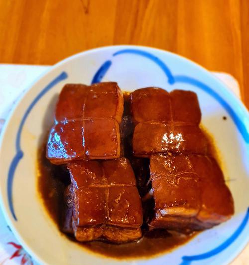 东坡肉的美味制作方法（烧出香酥肥美）