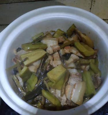五花肉焖苦瓜，香味四溢（美味健康的家常菜）