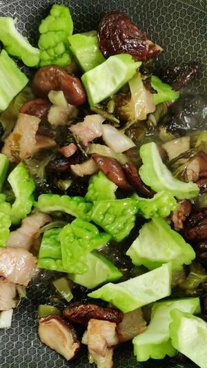 五花肉焖苦瓜，香味四溢（美味健康的家常菜）