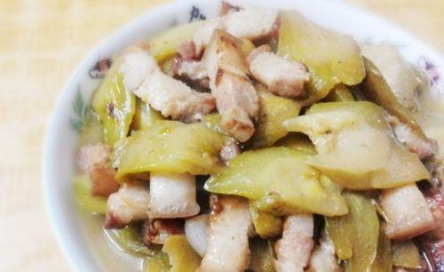 五花肉焖苦瓜，香味四溢（美味健康的家常菜）