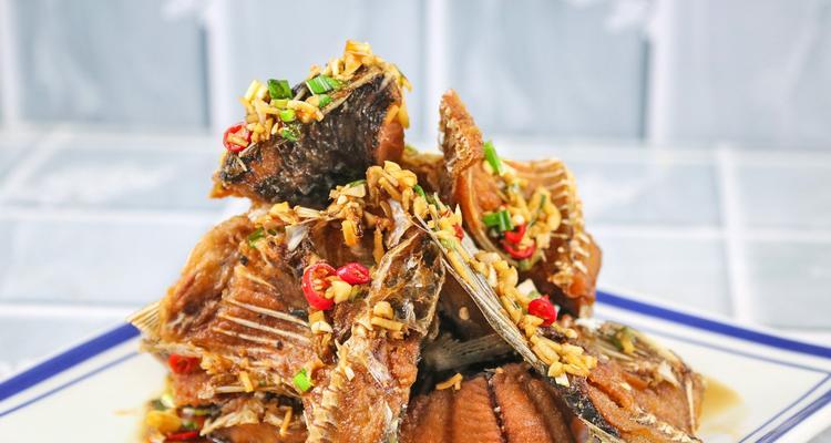 以酥海鲫鱼为主角的美味佳肴(口感酥脆) 以酥海鲫鱼为主角的美味佳肴(口感酥脆)