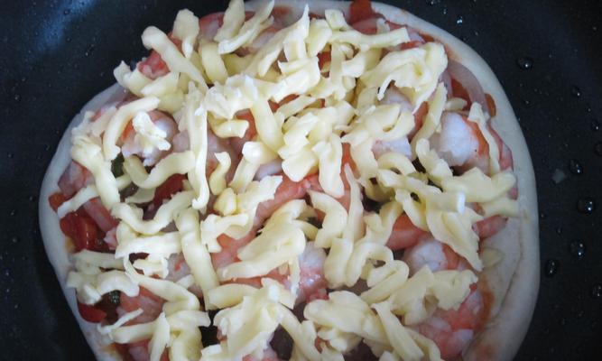 用虾和培根打造美味的披萨（如何制作以鲜虾和培根为主料的披萨）