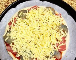 用虾和培根打造美味的披萨（如何制作以鲜虾和培根为主料的披萨）