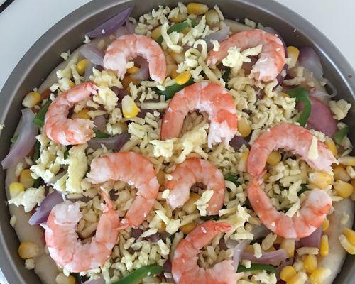 用虾和培根打造美味的披萨（如何制作以鲜虾和培根为主料的披萨）