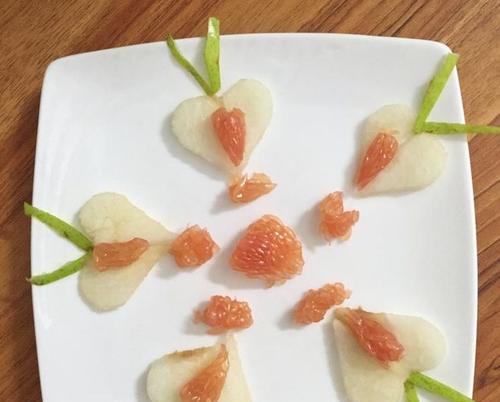 打造美味营养的水果蔬菜拼盘沙拉（以色香味俱佳的拼盘艺术搭配）