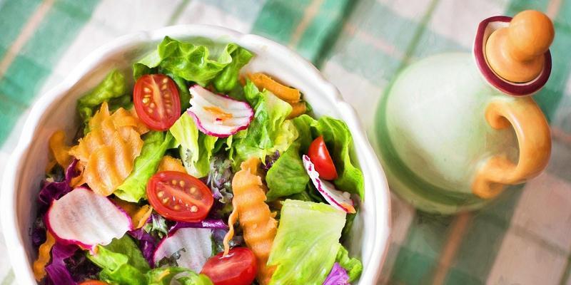 打造美味营养的水果蔬菜拼盘沙拉（以色香味俱佳的拼盘艺术搭配）