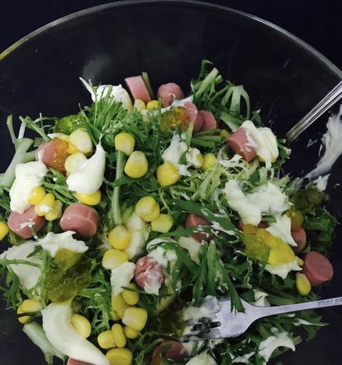 打造美味营养的水果蔬菜拼盘沙拉（以色香味俱佳的拼盘艺术搭配）