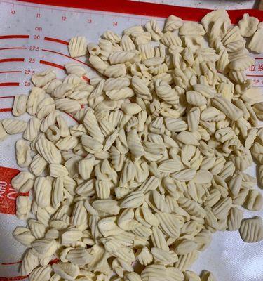 油炸猫耳朵的制作方法(快手油炸美食) 油炸猫耳朵的制作方法(快手油炸美食)