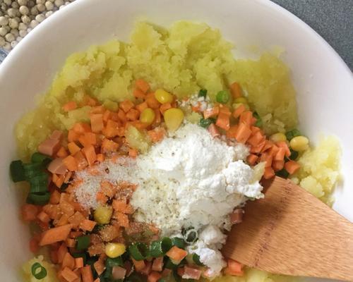 香嫩可口的土豆肉未饼（用土豆和肉未做出美味佳肴）