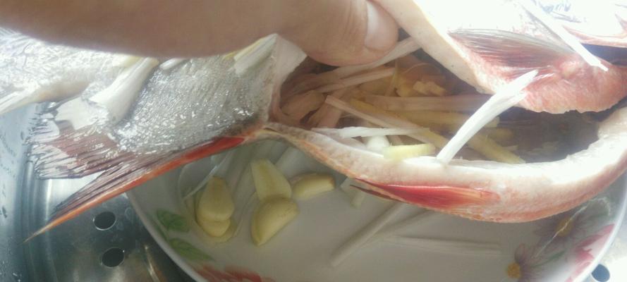 清蒸红鲳鱼的做法是什么？如何确保鱼肉鲜嫩不腥？