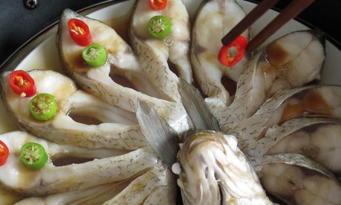 一口咬下，油香四溢——美味油淋鱼的做法（口感鲜美）