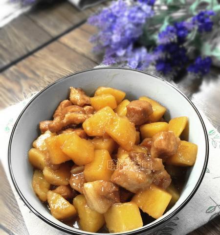 土豆焖五花肉的家常做法（绝对鲜美的口感）